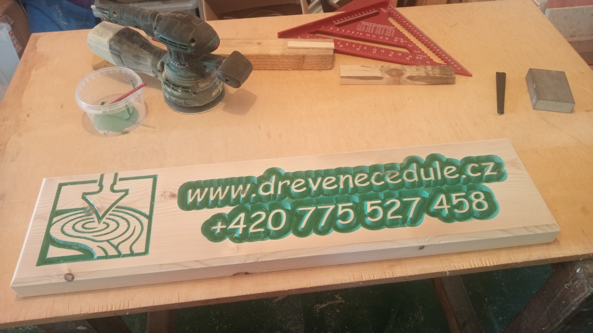 Dřevěná cedule ve výrobě