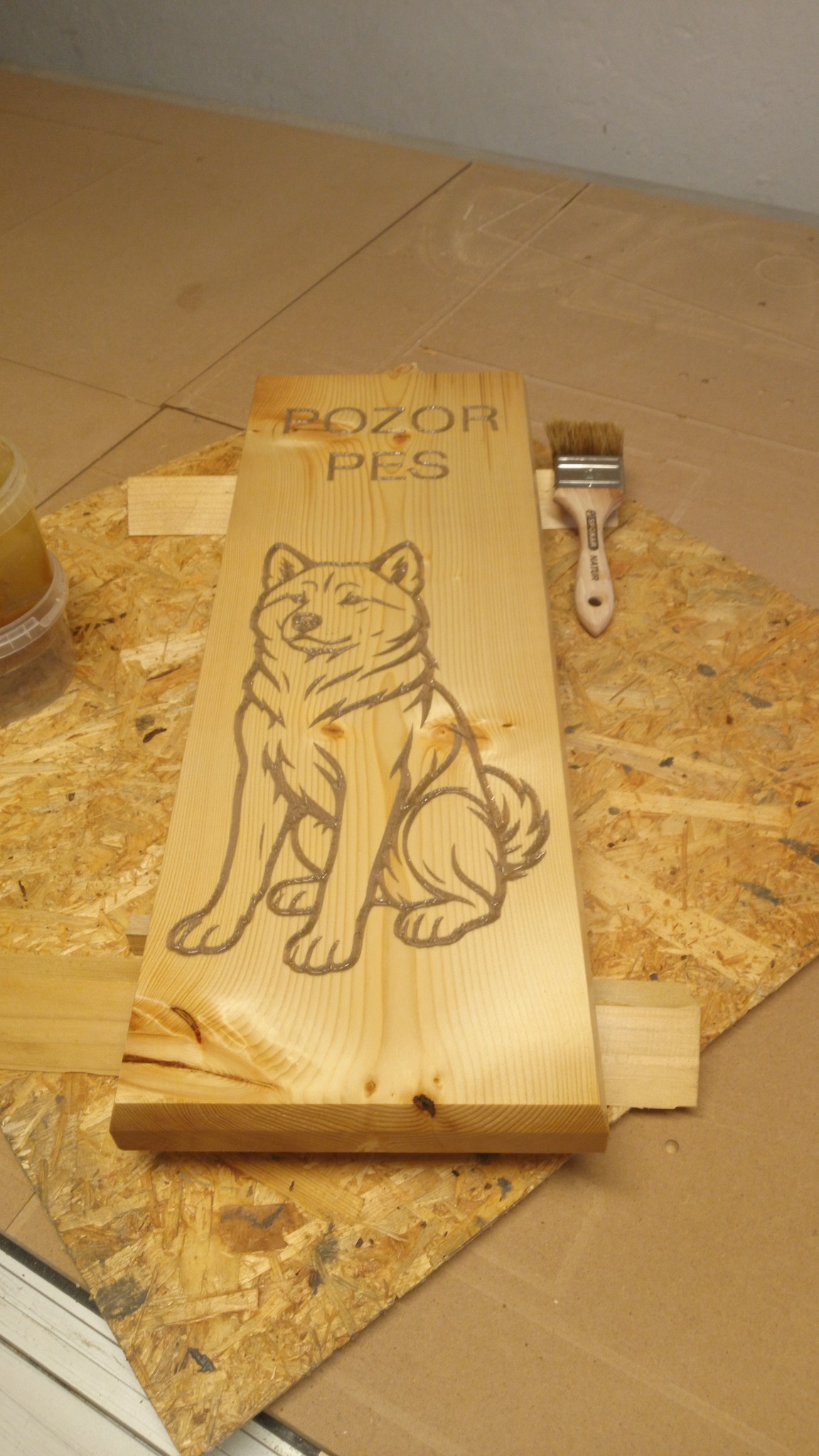 Zakázková dřevěná cedule s upozorněním